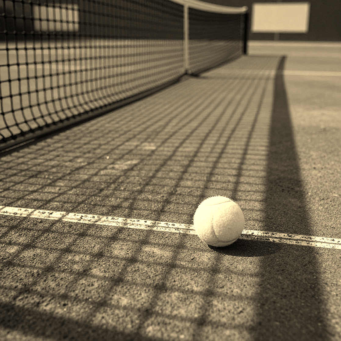 Nhãn "tennis" trên một bản tin dầu thô: bài học kiểm chứng của phòng tin thể thao
