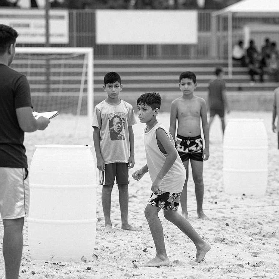 Khi thủ môn lao ra giữa vòng cấm: Một pha bóng, hai số phận và ba lỗi không ai sửa