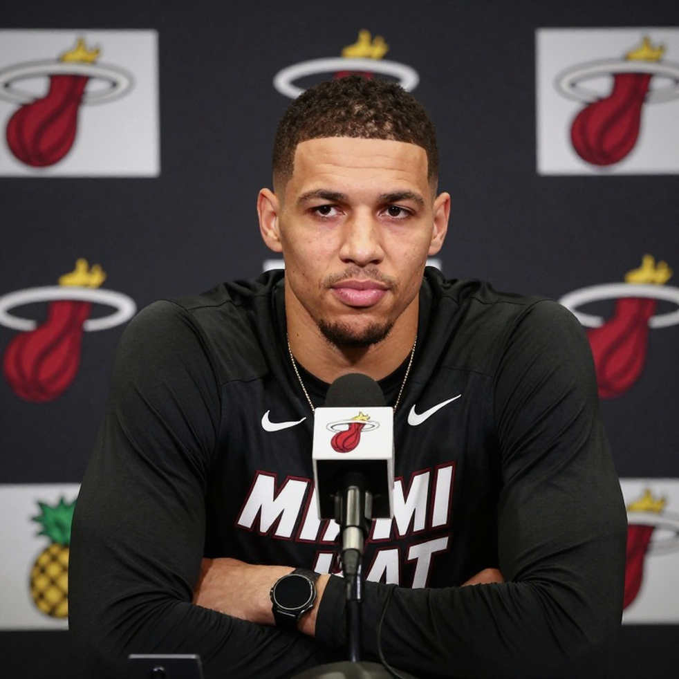 Knicks thay 'người bấm nút' replay: Ed Flynn đến New York, Jordan Brink sang Chicago — và ba cái tên không khớp hồ sơ