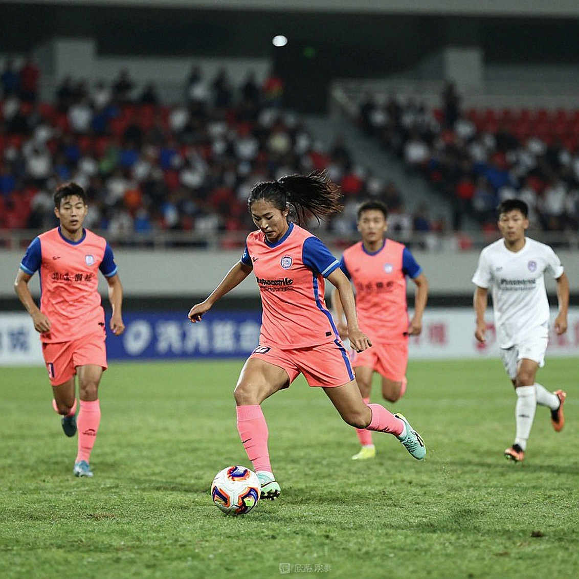 Hà Nội FC 2-1 Công An Hà Nội: Đường bóng dài ở Hàng Đẫy và điểm mù của nhà vô địch