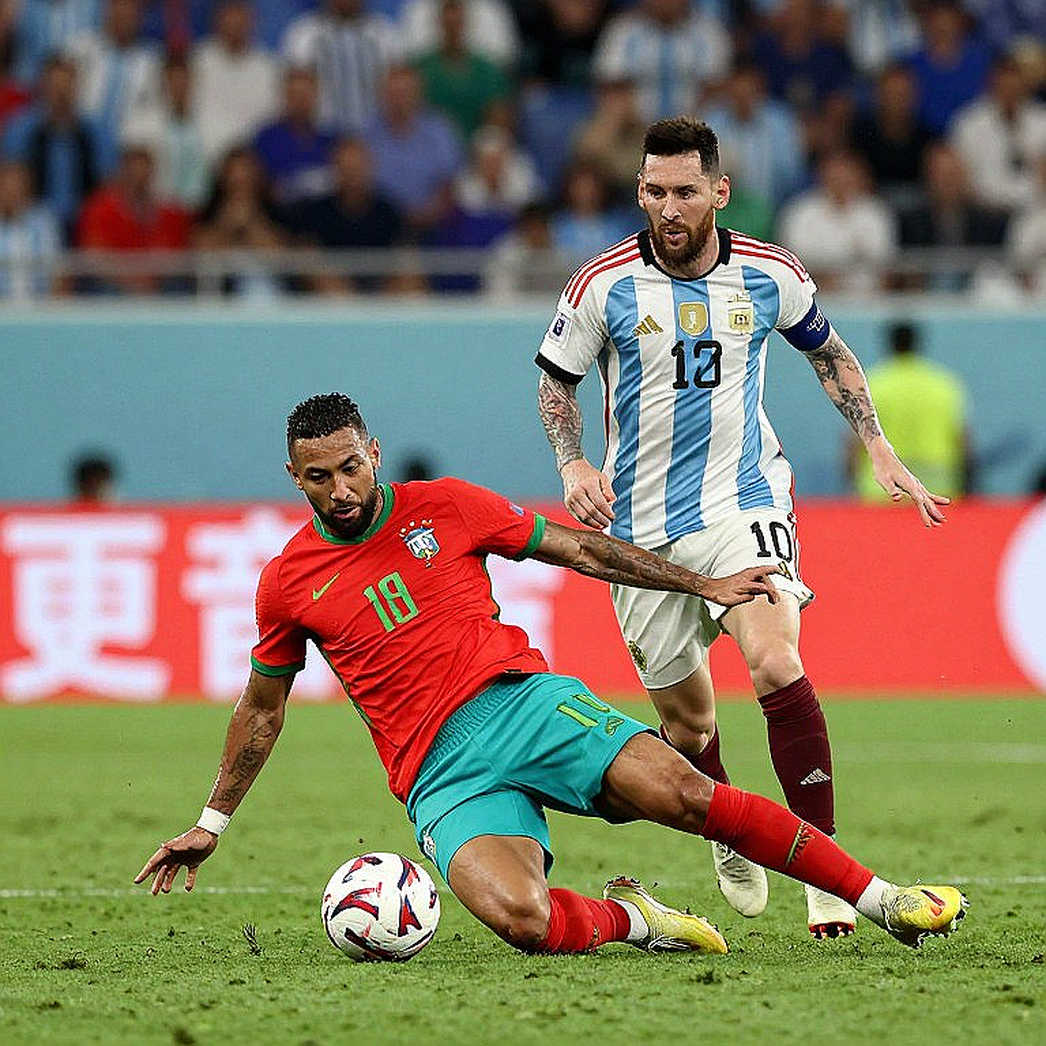 Tyrick Mitchell: 20 triệu bảng, một năm hợp đồng và lỗ hổng Manchester United không tự vá được