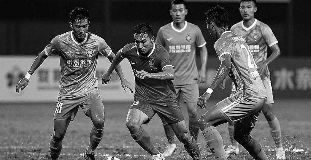 Việt Nam đến Indonesia sau hơn 12 giờ di chuyển: Quang Hải vắng mặt, Minh Khoa lên tuyển và bài toán sáu ngày ba trận
