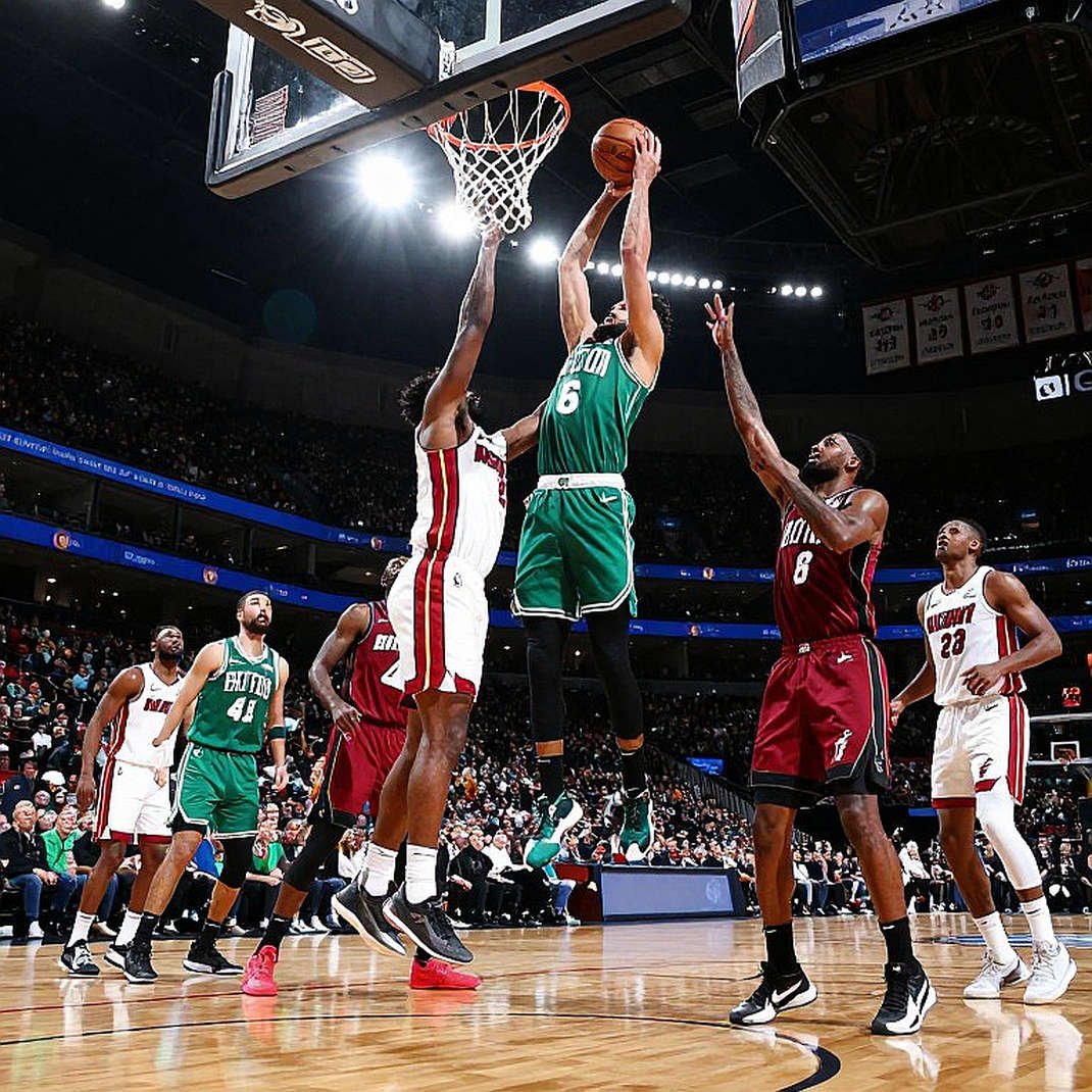 Mike James rời sân bằng cáng ở vòng 3 EuroLeague: Khi Efes đánh mất người cầm nhịp hệ thống